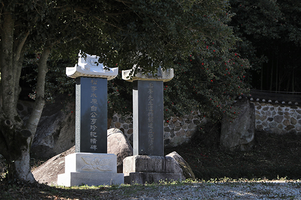 해남군 옥천면 송산리 옥산서실 앞에 옥봉의 유물관 건립 기념비가 서 있다.