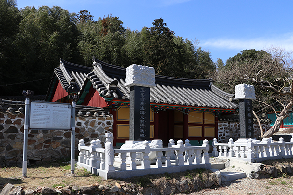 손곡 이달, 고죽 최경창과 더불어 삼당시인(三唐詩人)으로 불리며 명성을 떨쳤던 옥봉 백광훈. 그가 청년시절 은거하며 시를 쓰던 옥산서실.