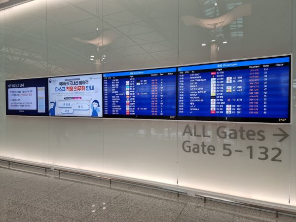 조용하고 차분했던 인천 국제공항. 곳곳에 방역 관련 안내가 진행됐다.