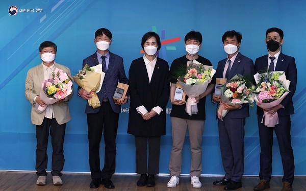 29일 유은혜 부총리 겸 교육부장관이 정부서울청사에서 ‘이 달의 한국판뉴딜 인물’로 선정된 인물 및 장소에 대해 감사의 뜻을 담은 기념패를 전달하고 기념촬영을 하고 있다.