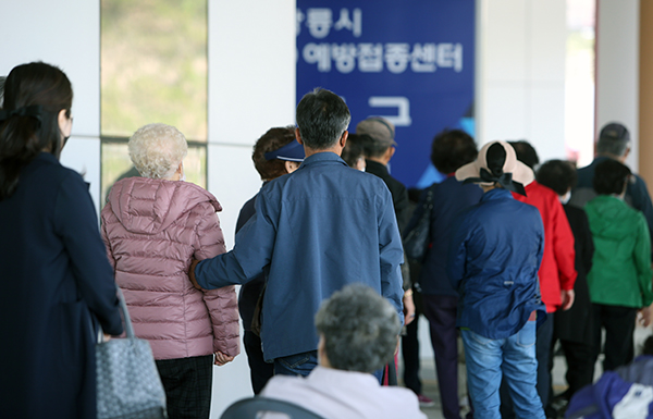 28일 오전 강원 강릉아레나에 마련된 코로나19 예방접종 센터 앞에서 75세 이상 어르신들이 백신 접종을 기다리고 있다.