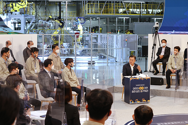 문재인 대통령이 29일 오후 광주광역시 광산구 광주글로벌모터스에서 열린 준공 기념행사에서 근로자와 대화하고 있다. (사진=저작권자(c) 연합뉴스, 무단 전재-재배포 금지)