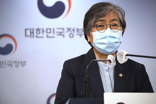 정은경 질병관리청장이 3일 오후 정부서울청사에서 ‘2차 코로나19 대응 특별방역점검회의’ 결과를 브리핑하고 있다.