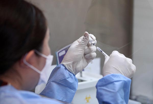 지난 3일 서울 용산구 예방접종센터 코로나19 백신 보관소에서 의료진이 화이자 백신을 분주하고 있다.(사진=저작권자(c) 연합뉴스, 무단 전재-재배포 금지)