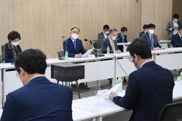 홍남기 부총리 겸 기획재정부 장관이 6일 경기도 성남 시스템반도체 설계지원센터에 열린 '제9차 혁신성장 BIG3 추진회의'에서 모두발언을 하고 있다. (사진=기획재정부)