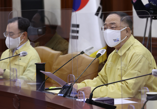 홍남기 국무총리 직무대행(경제부총리 겸 기획재정부 장관)이 9일 정부서울청사에서 열린 코로나19 중대본 회의에서 발언하고 있다.