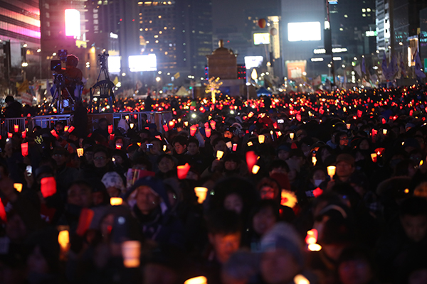 지난 2017년 2월 25일 서울 광화문 광장에서 열린 촛불집회에서 참가자들이 구호를 외치고 있다.