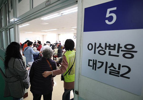 서울 강서구 코로나19 백신 예방접종센터에서 어르신들이 접종 후 이상반응 대기실에서 대기하고 있다.