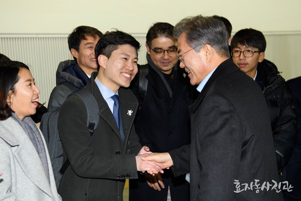 필자는 대한민국 정책기자단 활동으로 말미암아 문재인 대통령을 만나고 대통령 전용 KTX(트레인 원)에서 오찬을 함께 했다.(출처=청와대 효자동사진관)