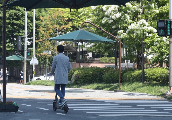 오는 13일부터 시행되는 개정 도로교통법에 따른 개인형 이동장치 관련 운전자의 의무 및 안전수칙이 강화된다. 사진은 2일 서울 시내에서 시민이 전동킥보드를 타는 모습.(사진=저작권자(c) 연합뉴스, 무단 전재-재배포 금지)