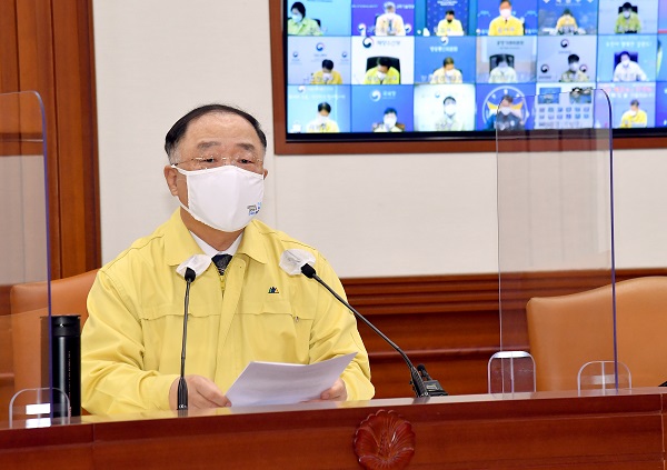 홍남기 국무총리 직무대행(경제부총리 겸 기획재정부 장관)이 12일 정부서울청사에서 열린 코로나19 중대본 회의에서 모두 발언을 하고 있다.