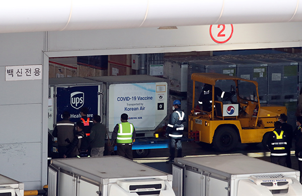 지난 2월 26일 영종도 인천국제공항 화물터미널에서 국제백신공급기구인 ‘코백스 퍼실리티(COVAX facility)’를 통해 확보한 화이자 백신 초도 물량이 이송되기에 앞서 확인작업이 이뤄지고 있다.