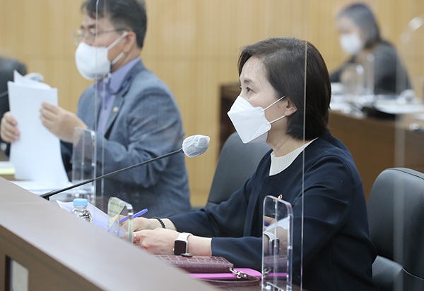 유은혜 사회부총리 겸 교육부 장관(오른쪽)이 12일 오후 세종시 정부세종청사에서 서울청사와 영상으로 연결해 열린 제8차 사회관계장관회의를 주재하며 발언하고 있다.