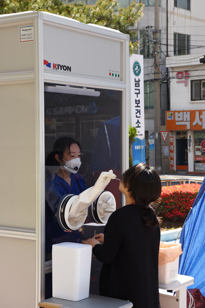 부산 남구보건소 안여현 의무사관이 만든 초스피드 워킹 스루 부스로 코로나검사가 1시간에서 15분으로 단축되기도 했다.