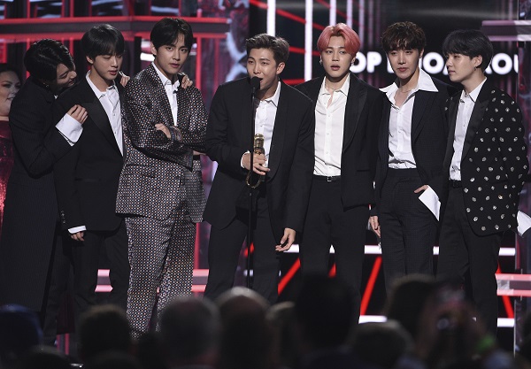 방탄소년단(BTS)의 첫 영어곡 ‘다이너마이트’가 2020년 9월 1일 미국 빌보드 ‘핫 100 차트’ 정상을 차지했다. 사진은 BTS가 2019년 5월 1일 미국 라스베이거스에서 열린 빌보드 뮤직 어워드에서 최고 듀오 그룹상을 수상하고 있다.(사진=저작권자(c) AP/연합뉴스, 무단 전재-재배포 금지)