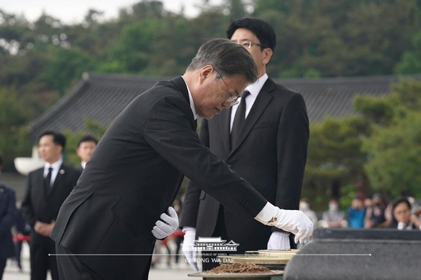 문재인대통령 참배 모습 (출처=정책브리핑)