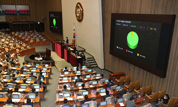 지난 4월 29일 국회의원을 포함한 공직자들이 직무 관련 정보로 사익을 추구하지 못하도록 하는 공직자의 이해충돌 방지법안이 국회 본회의에서 통과되고 있다.