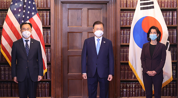 미국을 방문중인 문재인 대통령이 21일 오전(현지시간) 워싱턴 미 상무부에서 열린 한·미 비즈니스 라운드 테이블 행사에 앞서 러먼도 미국 상무장관, 문승욱 산업통상자원부 장관과 기념촬영을 하고 있다. (사진=저작권자(c) 연합뉴스, 무단 전재-재배포 금지)