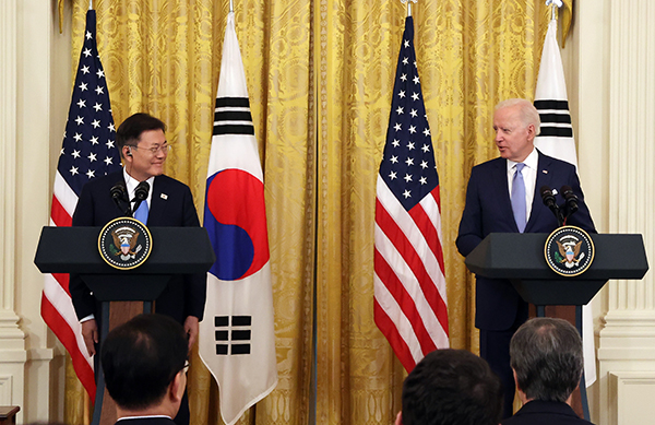 문재인 대통령과 조 바이든 미국 대통령이 21일 오후(현지시간) 백악관에서 정상회담 후 공동기자회견을 하고 있다. (사진=저작권자(c) 연합뉴스, 무단 전재-재배포 금지)