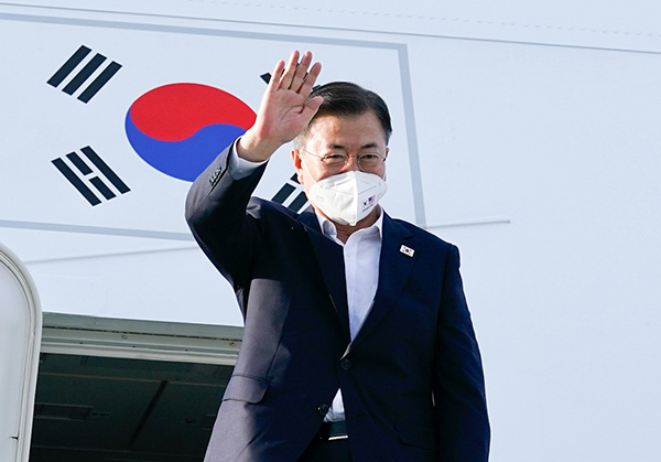 방미 일정을 마친 문재인 대통령이 지난 22일 오후(현지시간) 미국 하츠필드 잭슨 애틀랜타 국제공항에서 공군1호기에 탑승하며 손을 흔들고 있다. (사진=청와대)