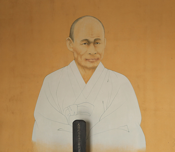 사당에 전시된 만해 초상화.