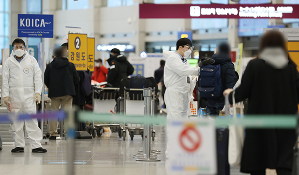 지난 2월 3일 오후 인천국제공항 제1여객터미널에서 입국자들이 공항 방역절차에 따라 이동하고 있다. 중앙방역대책본부에 따르면 이달 1일 이후 국내에서 코로나19 양성 판정을 받은 확진자 27명의 유전체를 분석한 결과 5건에서 변이 바이러스가 확인됐다.