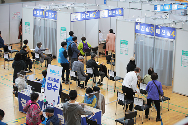 25일 오전 서울 도봉구 시립창동청소년센터에 마련된 백신접종센터에서 어르신들이 접종받기 위해 대기하고 있다.