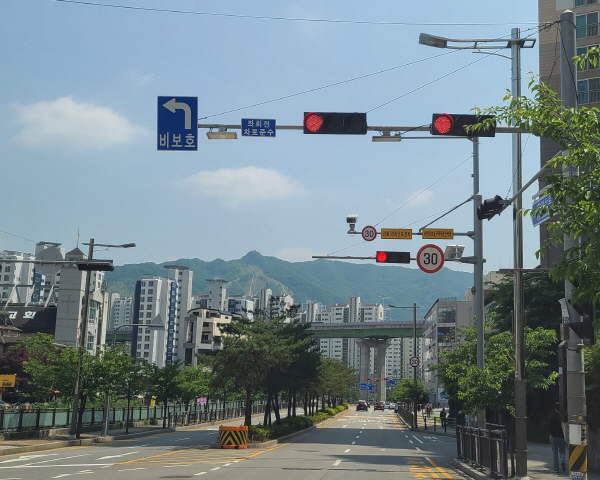 어린이 보호구역 주정차 위반도 12만원으로 과태료가 올랐다.