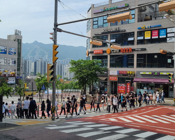 어린이의 돌발행동에 항상 주의를 기울이며 운전해야 한다.