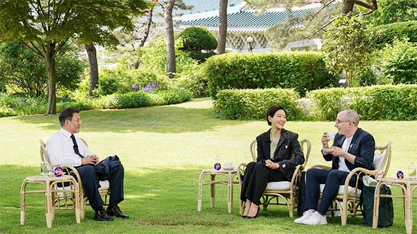 왼쪽부터 문재인 대통령과 배우 박진희씨, 방송인 타일러씨. (사진=청와대)