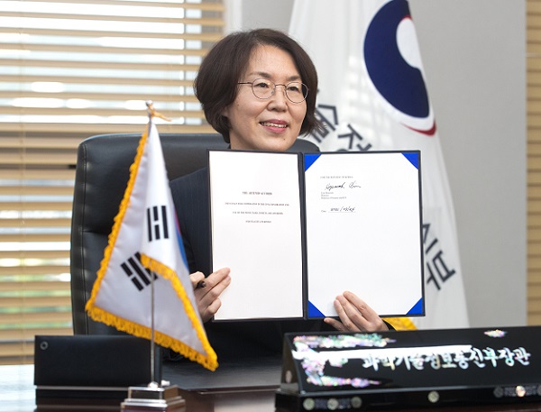 임혜숙 과기정통부 장관이 미 항공우주국(NASA)와 ‘아르테미스 약정’에 서명하고 기념촬영을 하고 있다.