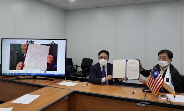 27일 세종시 과기정통부청사 영상회의실에서 열린 한미 위성항법 공동성명 서명식에서 신재식 과기정통부 거대공공연구정책과장(오른쪽)과 류학석 외교부 에너지과학과장(왼쪽)이 서명한 공동서명서를 보여주고 있다. 모니터 속에는 David A. Turner 미 국무부 우주과 과장 대행이 서명한 공동서명서를 보여주고 있다.