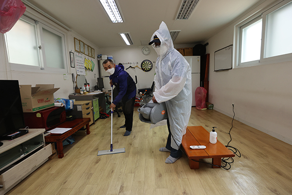31일 서울 구로구 한 경로당에서 어르신들이 경로당 운영재개를 앞두고 소독 및 청소 활동을 하고 있다.