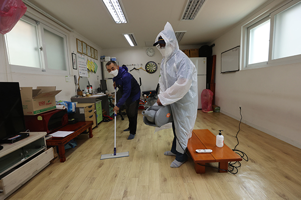 31일 서울 구로구 한 경로당에서 어르신들이 경로당 운영재개를 앞두고 소독 및 청소 활동을 하고 있다.