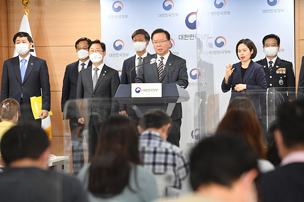 김부겸 국무총리가 2일 정부서울청사 합동브리핑실에서 부동산 투기 조사 및 수사 중간결과를 발표하고 있다.