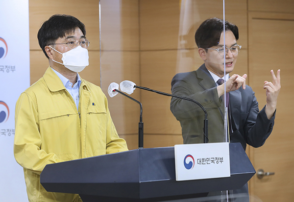 윤태호 중앙사고수습본부 방역총괄반장이 중앙재난안전대책본부 정례브리핑을 하고 있다.