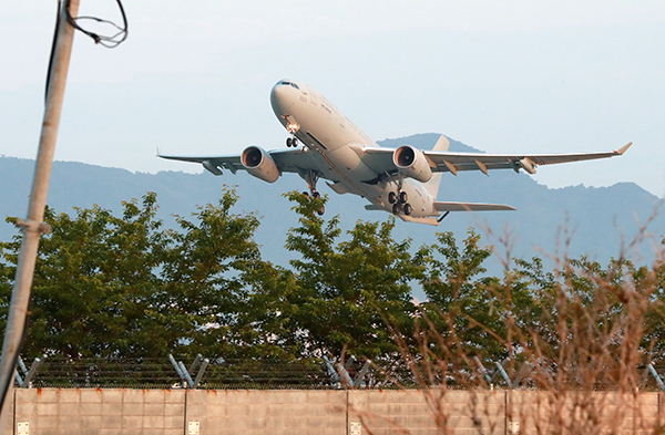 지난 2일 미국이 제공하는 얀센 백신을 수송하는 공군 공중급유수송기(KC-330)가 부산 김해공군기지에서 이륙해 미국으로 향하고 있다.