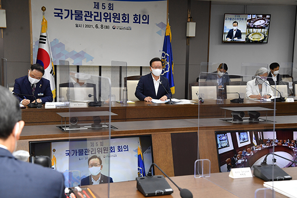 김부겸 국무총리(가운데)가 8일 오후 세종시 정부세종청사에서 서울·대전청사와 영상으로 연결해 열린 국가물관리위원회를 주재하고 있다.