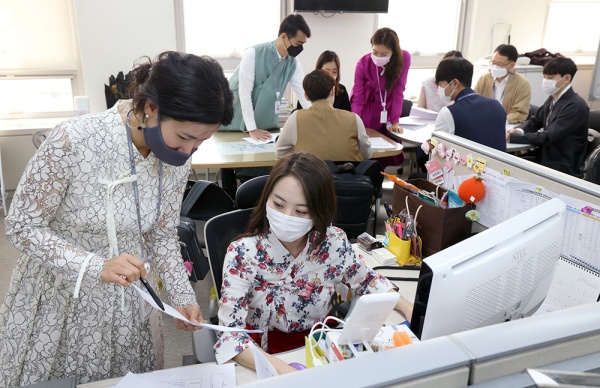 문화체육관광부는 매월 마지막 수요일 ‘문화가 있는 날’을 ‘한복 입기 좋은 날’로 정하고 한복 입는 문화를 확산하는 데 앞장선다.