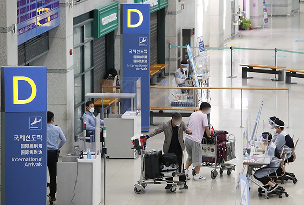 영종도 인천국제공항 1터미널에서 해외입국자들이 검역 절차를 안내받고 있다.(사진=저작권자(c) 연합뉴스, 무단 전재-재배포 금지)