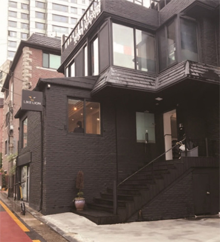 서울시 강남구 삼성동에 있는 멋쟁이사자처럼 사옥 입구.