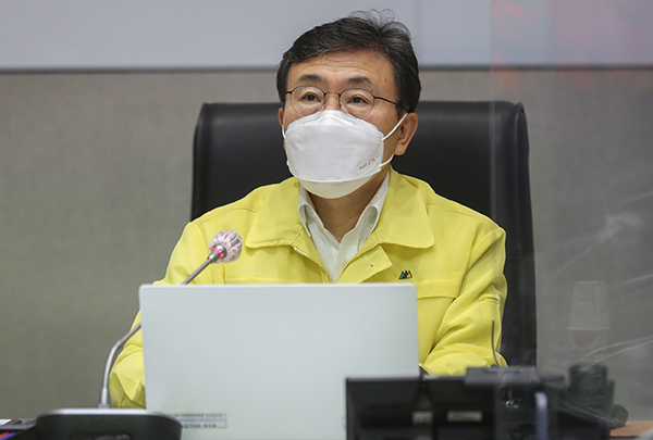 권덕철 중앙재난안전대책본부 제1차장(보건복지부 장관)이 중앙재난안전대책본부 회의를 주재하며 발언하고 있다.