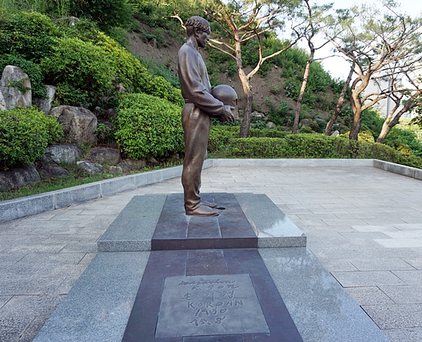 손기정 선수가 높은 곳에서 내려다보는 모습! 분발하자.