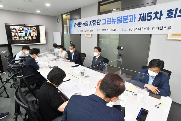 이억원 기획재정부 차관이 11일 서울 광화문 HJ비즈니스센터에서 화상으로 열린 ‘한국판 뉴딜자문단 그린뉴딜 분과 제5차 회의’를 주재, 모두발언을 하고 있다. (사진=기획재정부)