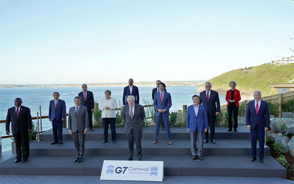 문 대통령, G7 정상과 기념촬영