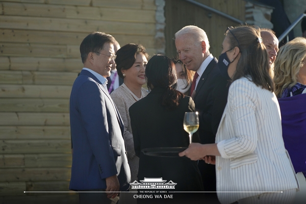 G7 정상회의가 열리고 있는 영국 콘월 카비스 베이 호텔 회담장에서 인사를 나누고 있는 문재인 대통령 내외와 조 바이든 미국 대통령.(출처=청와대 페이스북)