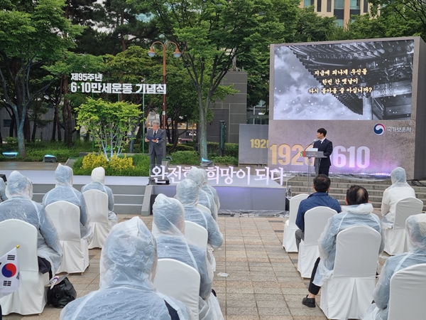 주제영상에 이은 통곡속에서 낭독