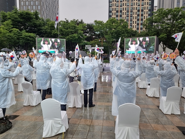 만세 삼창의 열기가 뜨겁다