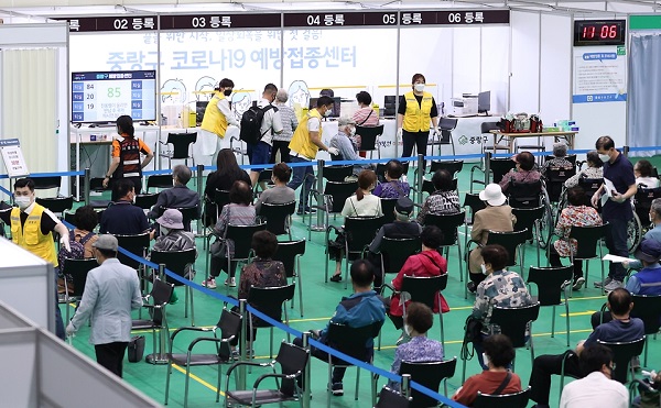 서울 중랑문화체육관에 마련된 코로나19 접종센터에서 화이자 백신 접종이 진행되고 있다.