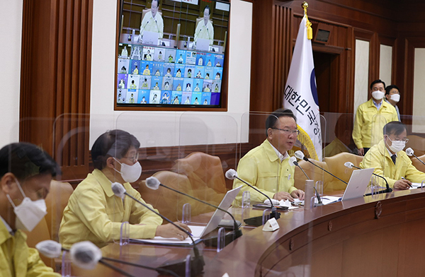 김부겸 국무총리가 16일 정부서울청사에서 열린 코로나19 중대본 회의를 주재하고 있다.